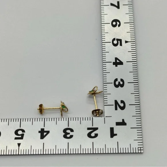 18K Yellow Gold Emerald Heart Earrings